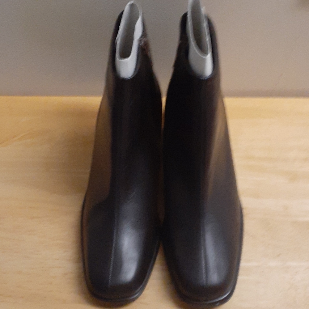 Woman leather ankle boots